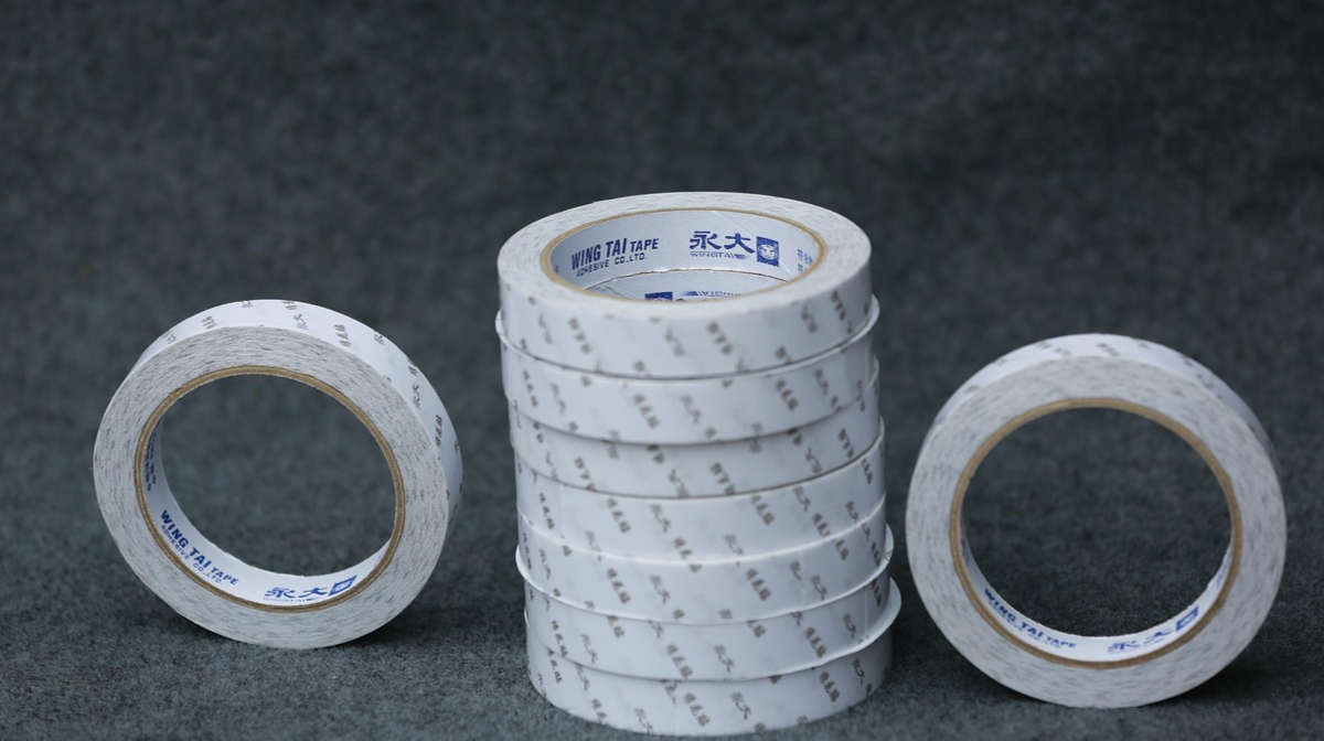 Як легко відмити сліди скотчу або наклейок: 3 прості та дієві способи