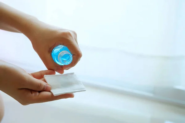 Як легко відмити сліди скотчу або наклейок: 3 прості та дієві способи - фото 578613