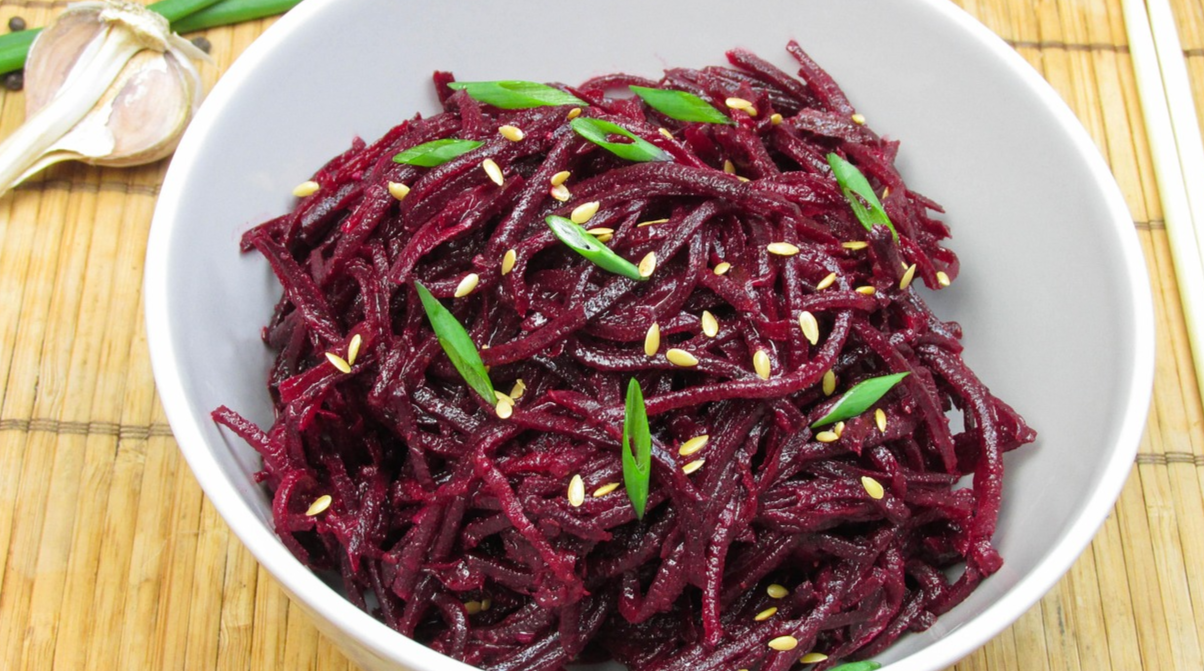 За 15 хвилин отримаєте готову страву: традиційний салат з буряка без варіння на плиті