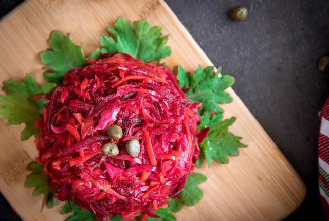 За 15 хвилин отримаєте готову страву: традиційний салат з буряка без варіння на плиті - фото 578620