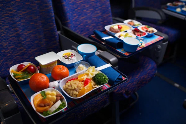 Їжа в літаку: що можна брати у валізу, щоб не мати проблем в аеропорту - фото 578732