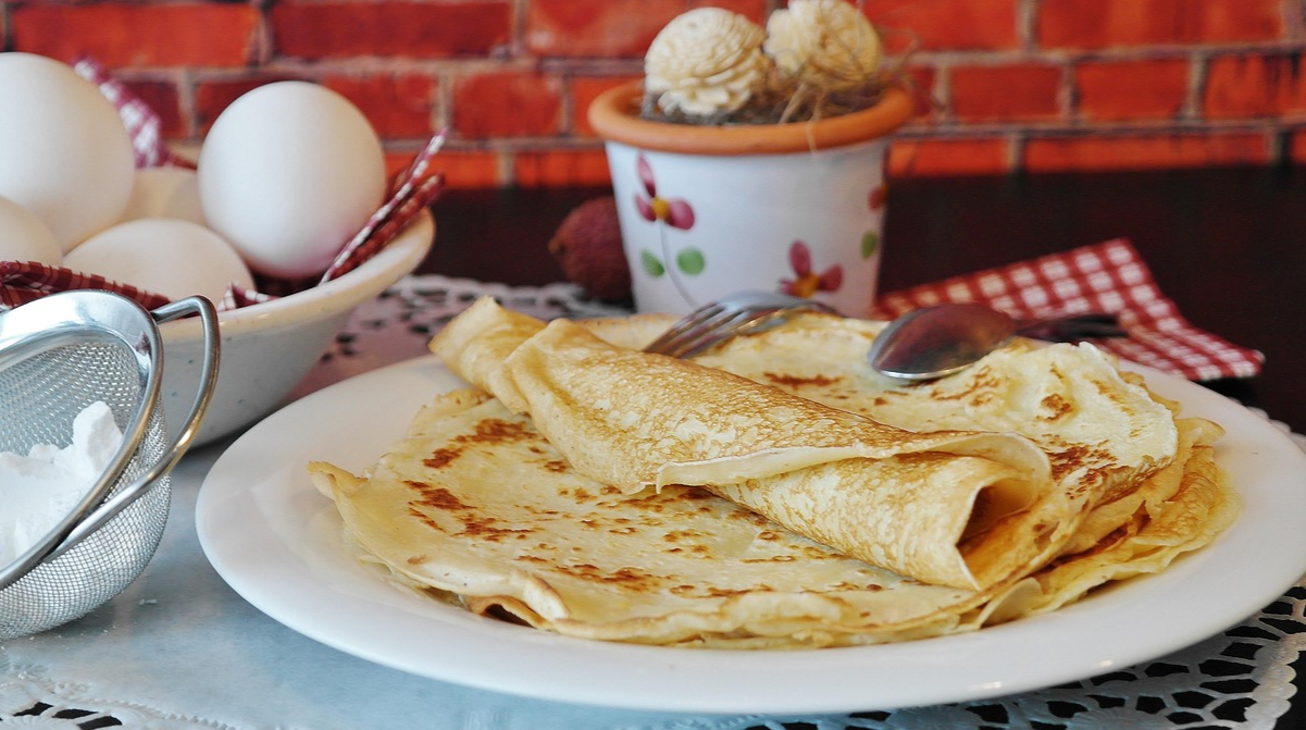 Пухкі млинці без борошна: як приготувати ажурні млинці на манці для всієї родини