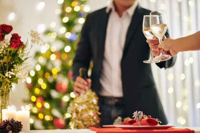 Найкращі новорічні тости 2026: що сказати за столом, аби рік почався з усмішки - фото 579702
