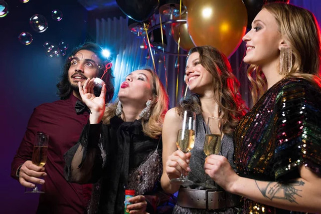 Найкращі новорічні тости 2026: що сказати за столом, аби рік почався з усмішки - фото 579703