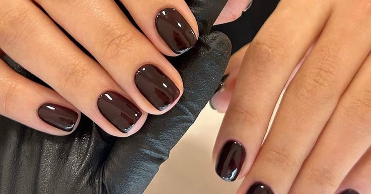 Короткі коричневі нігті зима 2025/2026 - фото 1