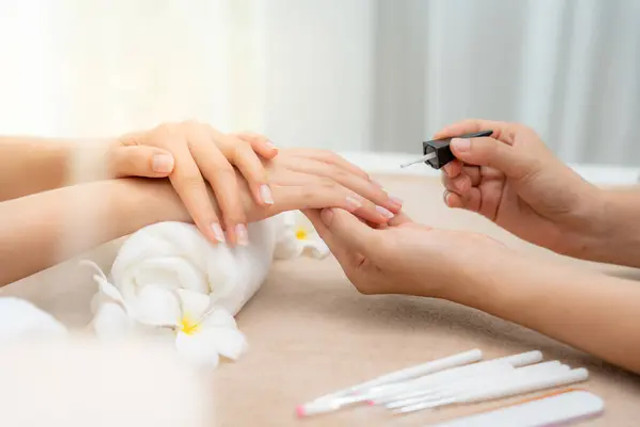 Манікюр триматиметься довше: прості правила догляду за нігтями вдома - фото 580126