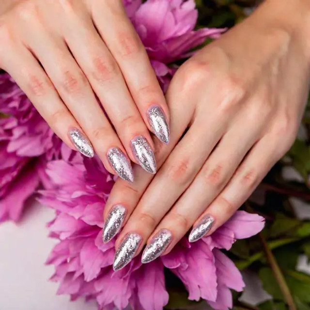 Краса без міри псує образ: ознаки, що ваш манікюр виглядає несмачно - фото 580579