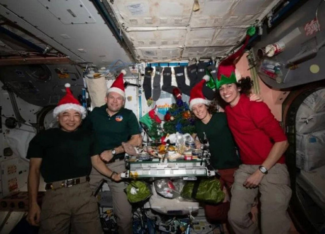Експедиція 70 (2023 рік): святковий обід у модулі Unity, учасники в різдвяних шапках - фото 580813