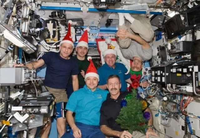 Експедиція 30 (2011 рік): шість членів екіпажу зібралися в американській лабораторії Destiny для святкування - фото 580817