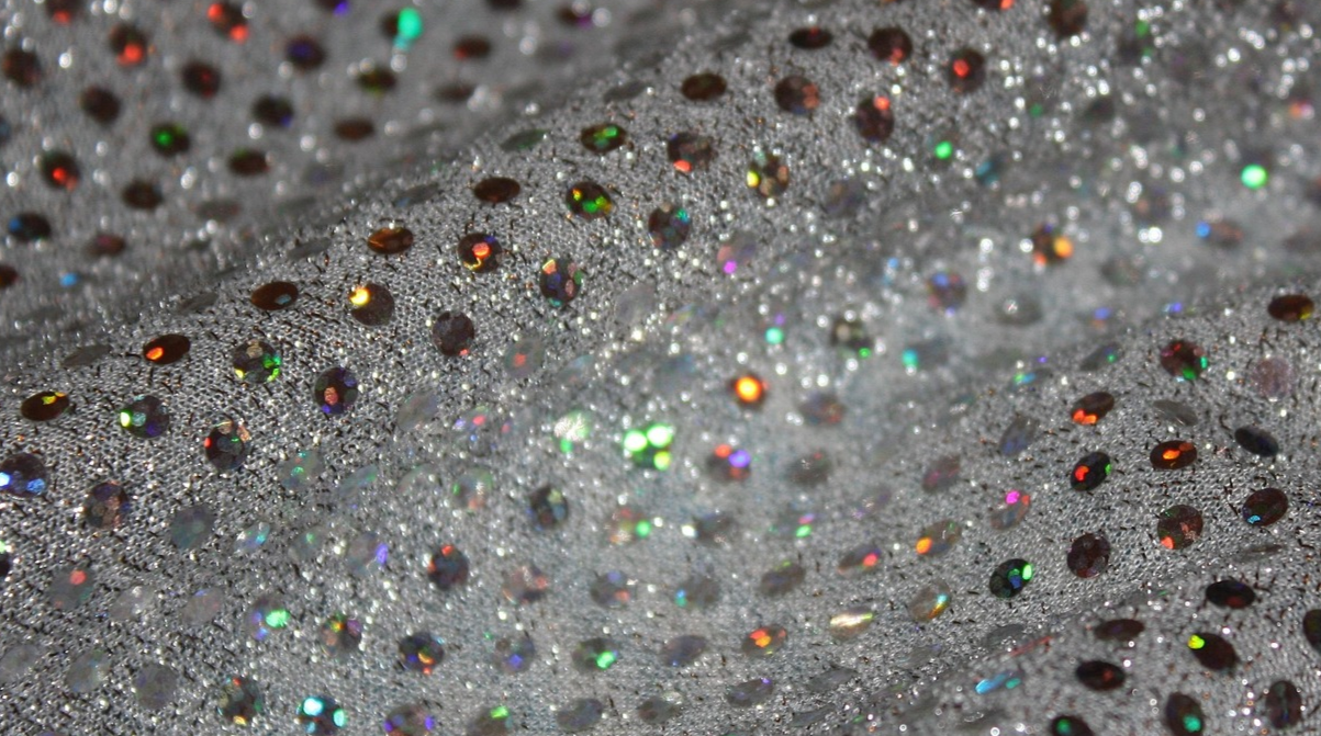 Блискучі аксесуари знову в тренді - фото 1