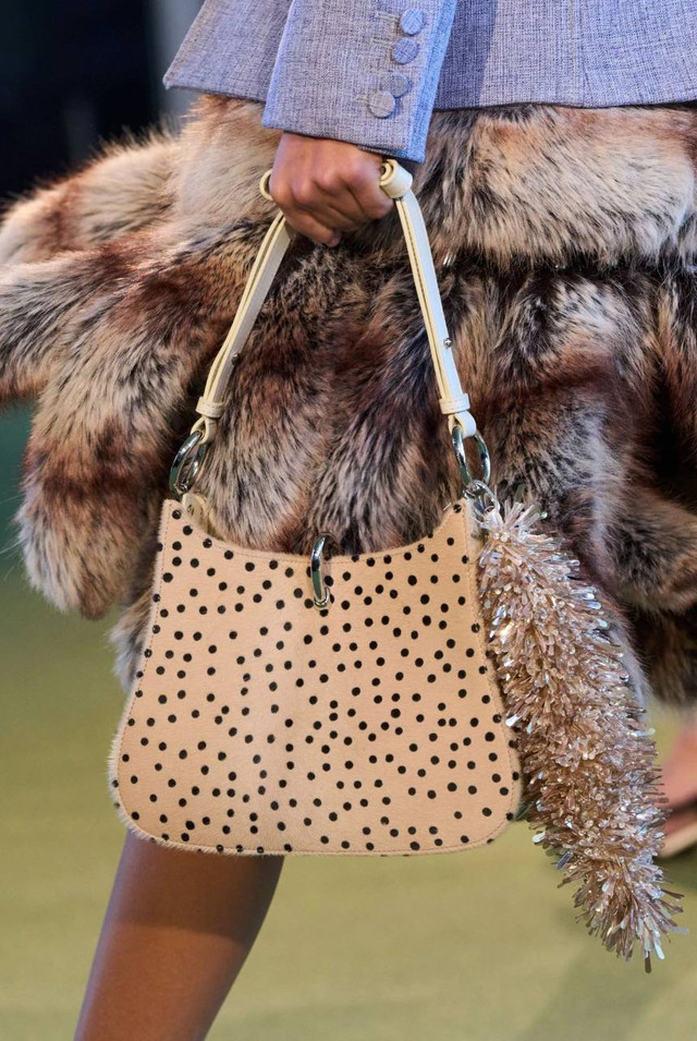 Bag charm із лелітками від Rabanne - фото 580860