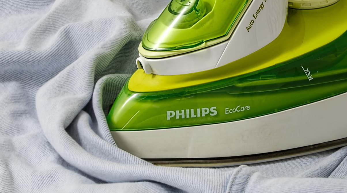 Як розгладити складки на одязі без праски - фото 1