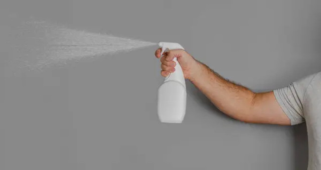 Складки з одягу зникнуть навіть без праски: способи, які виручать у будь-якій ситуації - фото 580867