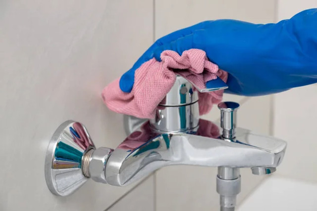 По 2 краплі на кран – і вапняний наліт зникне за лічені хвилини: простий спосіб без хімії - фото 581135