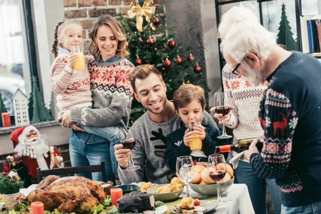 Родинні зустрічі під час свят: як зберегти особисті кордони і не зіпсувати настрій - фото 581364