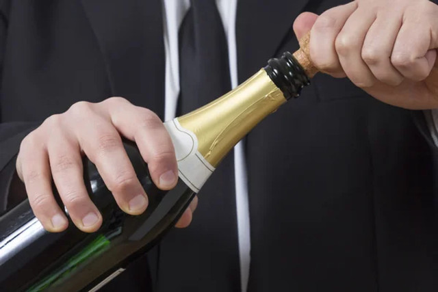 Без 'пострілу' і без бризок: як правильно відкривати шампанське, щоб свято не зіпсувалося - фото 581393