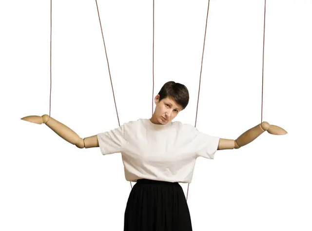 Маніпулятор не пройде: 5 психологічних прийомів, які зламають його гру - фото 581414