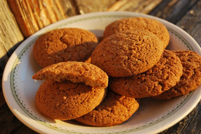 Хрустке зовні й ніжне всередині: як приготувати ідеальне вівсяне печиво вдома - фото 582007