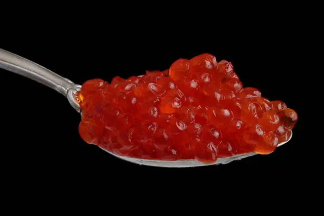 Час залити ікру гарячою водою: простий спосіб перевірити, що ви купили насправді - фото 582035