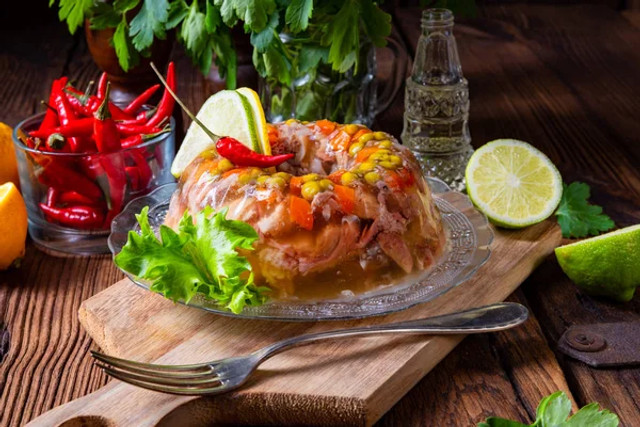 Холодець буде кришталево прозорим: простий прийом, який рятує страву від жиру - фото 582039