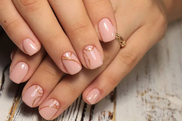 Час обрати ідеальний новорічний манікюр: які тренди будуть хітами зими 2025-2026 - фото 582171