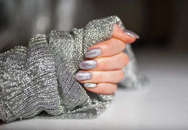 Час обрати ідеальний новорічний манікюр: які тренди будуть хітами зими 2025-2026 - фото 582177