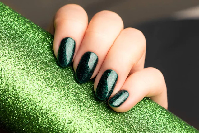 Час обрати ідеальний новорічний манікюр: які тренди будуть хітами зими 2025-2026 - фото 582180