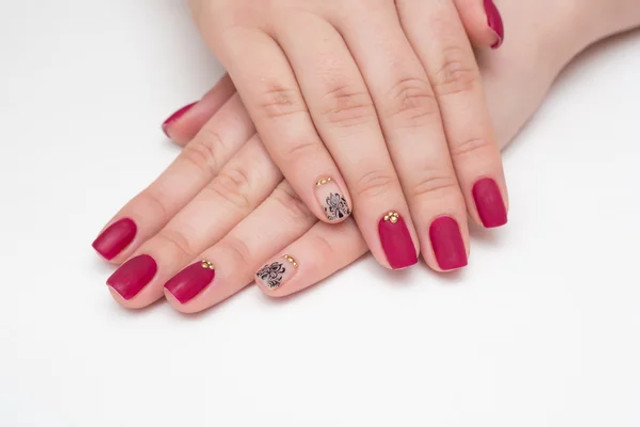 Манікюр, що псує образ: від яких новорічних дизайнів варто відмовитися - фото 582242