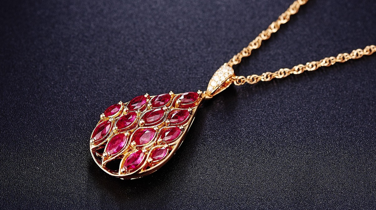 Час додати блиску образу: які прикраси обрати на Новий рік, щоб виглядати стильно