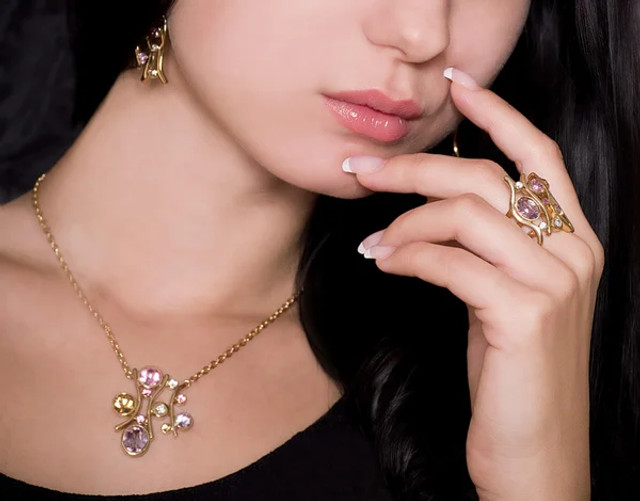 Час додати блиску образу: які прикраси обрати на Новий рік, щоб виглядати стильно - фото 582283