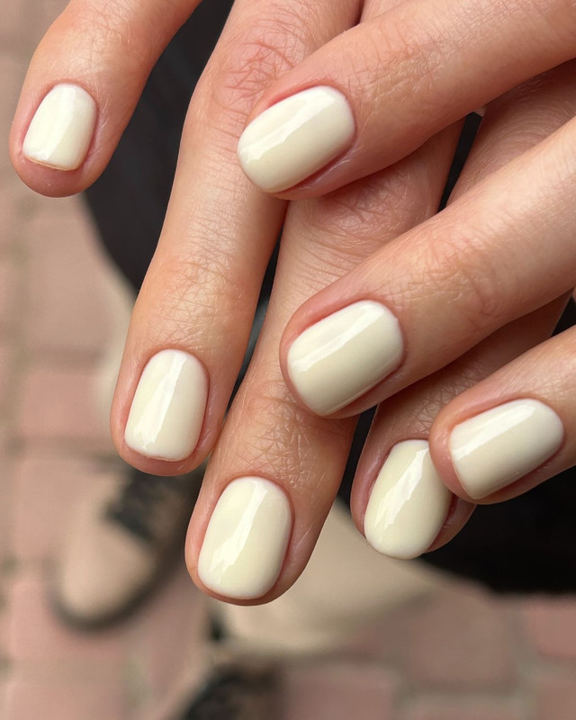 Манікюр кольору айворі - фото 582504