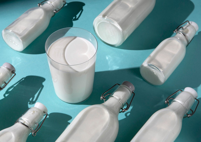 Ви все життя неправильно зберігали молоко: ось чому воно так швидко скисає - фото 583194