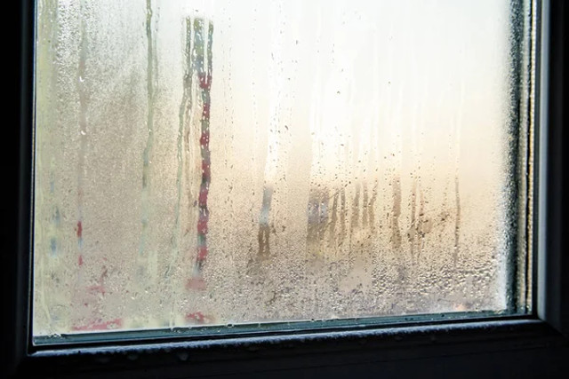 Вікна 'плачуть' не просто так: як врятувати дім від конденсату - фото 583578