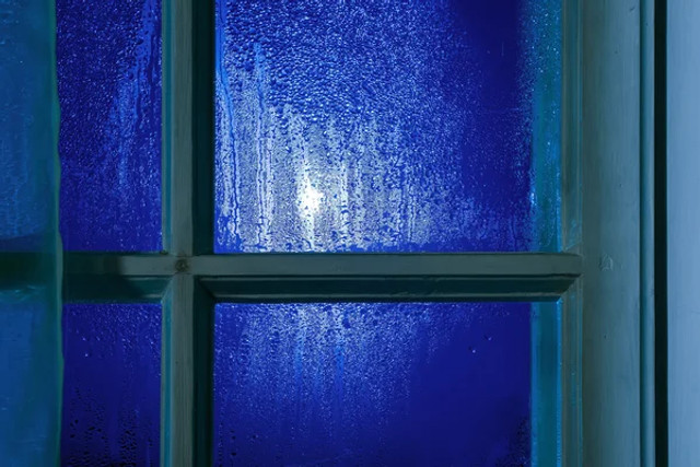 Вікна 'плачуть' не просто так: як врятувати дім від конденсату - фото 583579
