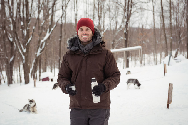 Не купуйте нову: 3 прості хитрощі, які зроблять куртку значно теплішою - фото 583618