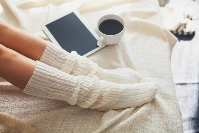 Ноги перестануть мерзнути навіть узимку: як обрати правильні шкарпетки для холоду - фото 584134