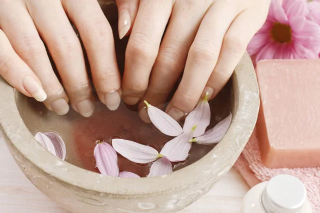 Манікюр починається з кутикули: прості правила домашнього догляду - фото 584416