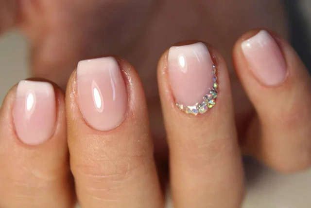 Форма нігтів має значення: які варіанти видовжують пальці, а які роблять руки грубішими - фото 584895