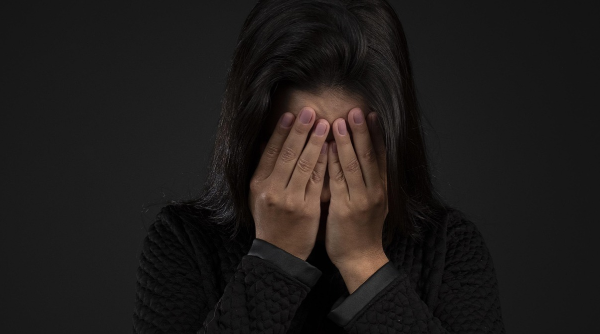 Темніє рано і не тішить нічого: як розпізнати зимову депресію та повернути собі енергію