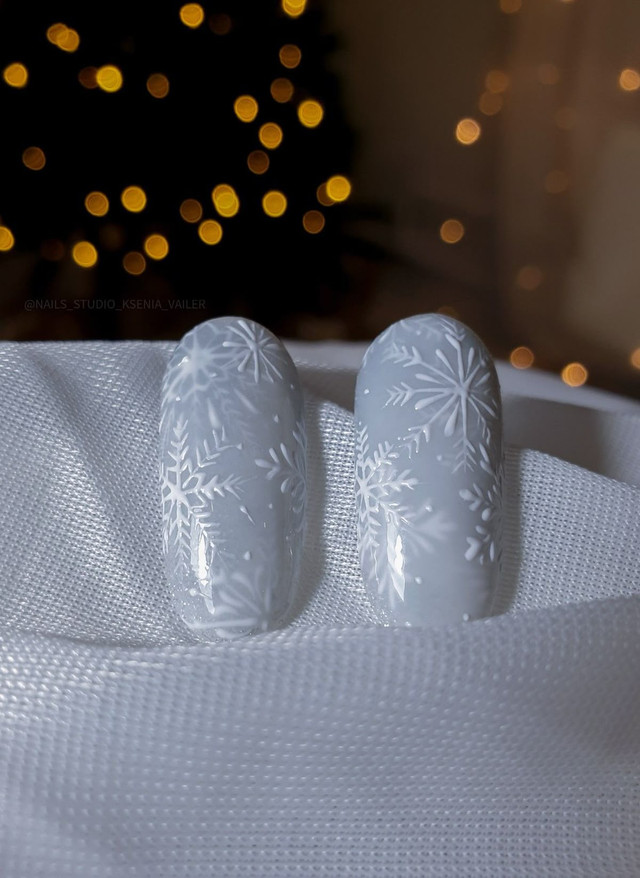 Білі або кольорові сніжинки на нігтях - фото 585139