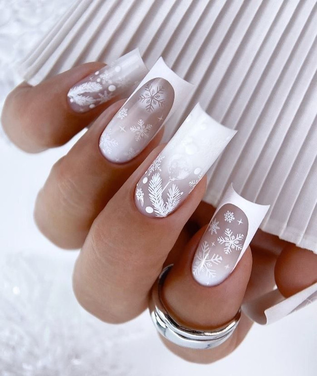 Білі або кольорові сніжинки на нігтях - фото 585140