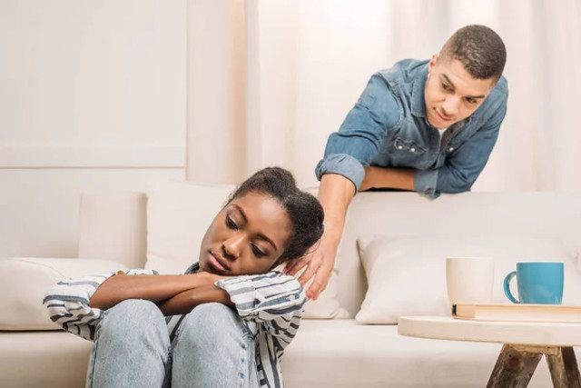 Чому ви застрягаєте в нещасливих стосунках: причини, які тримають навіть тоді, коли боляче - фото 585543