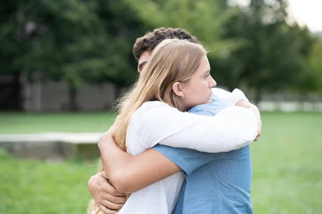 Чому ви застрягаєте в нещасливих стосунках: причини, які тримають навіть тоді, коли боляче - фото 585547