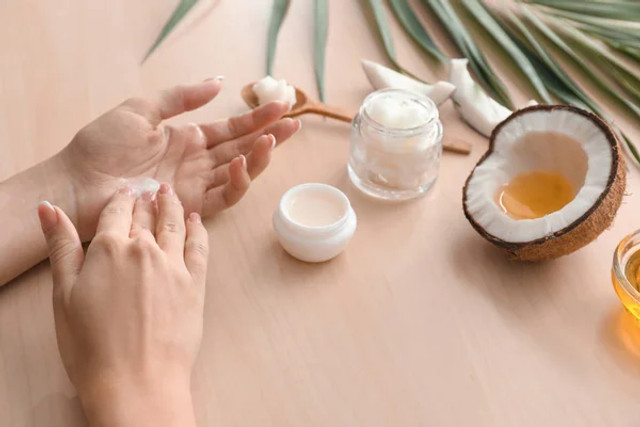 Долоні не мерзнуть і не тріскаються: домашній лайфхак, який рятує руки у люті морози - фото 585550