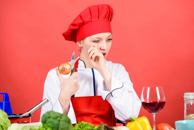 Більше ніяких сліз: секрет правильного нарізання цибулі - фото 585560