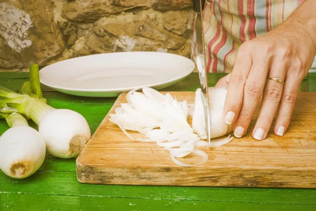 Більше ніяких сліз: секрет правильного нарізання цибулі - фото 585562