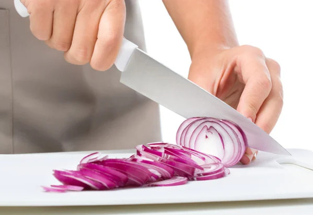 Більше ніяких сліз: секрет правильного нарізання цибулі - фото 585563