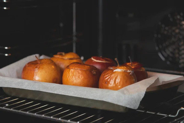 Запечені яблука будуть танути в роті: простий рецепт для затишного вечора - фото 585568