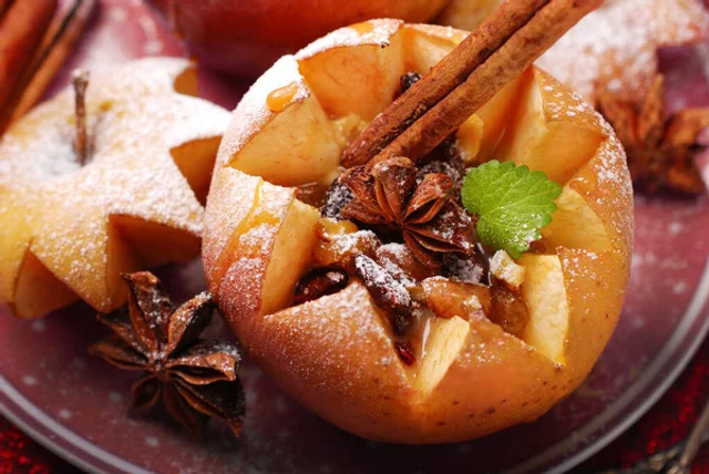 Запечені яблука будуть танути в роті: простий рецепт для затишного вечора - фото 585570