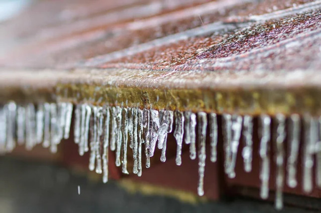 Не 'сосулька', а бурулька: як правильно називати крижані нарости взимку - фото 586357